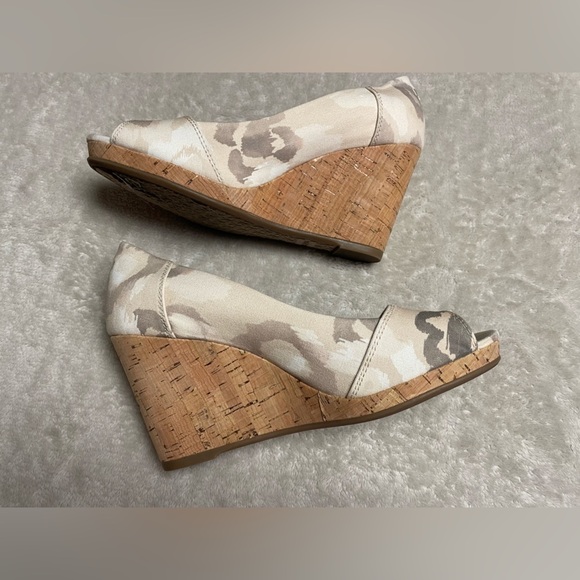 TOMS Stella Peep Toe Wedge Heels, Camo Neutral, Size 7 - Picture 1 of 9